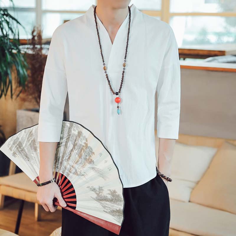 Un homme porte un Japan tshirts blanc et un éventail Sensu. Il a autour du coup un collier zen utilisé en lithothérapie