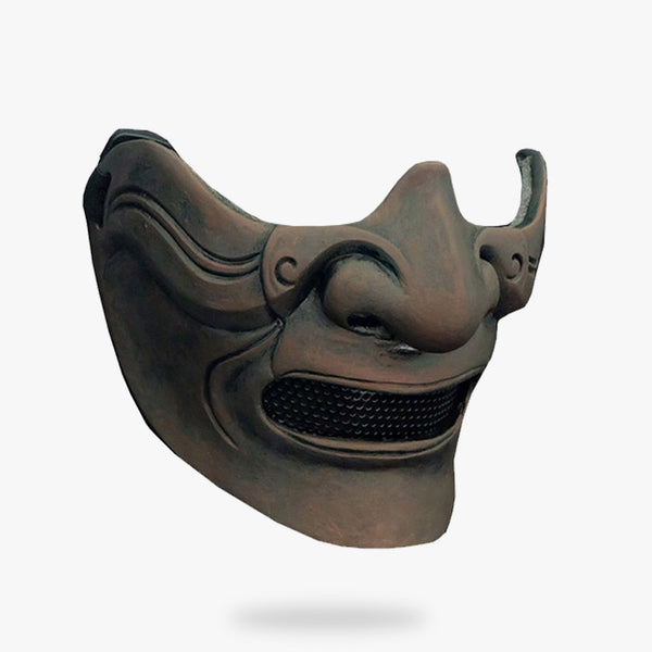 Voici le Japon Edo demi masque que porte un guerrier samouraï pour combattre et se protéger le visage