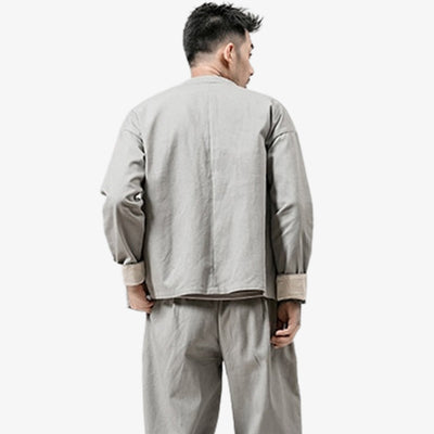 Un homme de Dos porte une Japon veste et un pantlon japonais cargo