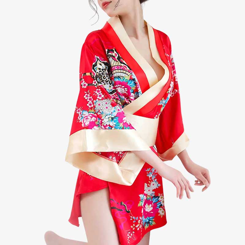 Une femme porte un kimono de nuit court et sexy de couleur rouge avec des symboles de fleurs japonaises
