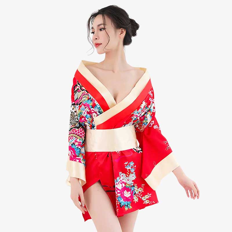 Une femme japonaise porte un kimono de nuit rouge avec un motif sakura imprimé sur le tissu doux et léger