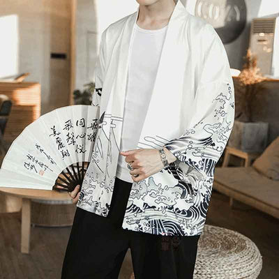 Un homme avec un kimono dragon animal dans le dos et un eventail sensu. Les motifs japonais de vaggue