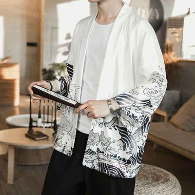 Homme portant un kimono dragon dos et un pantalon japonais noir. Imprimés de vagues japonaise de Kanagawa