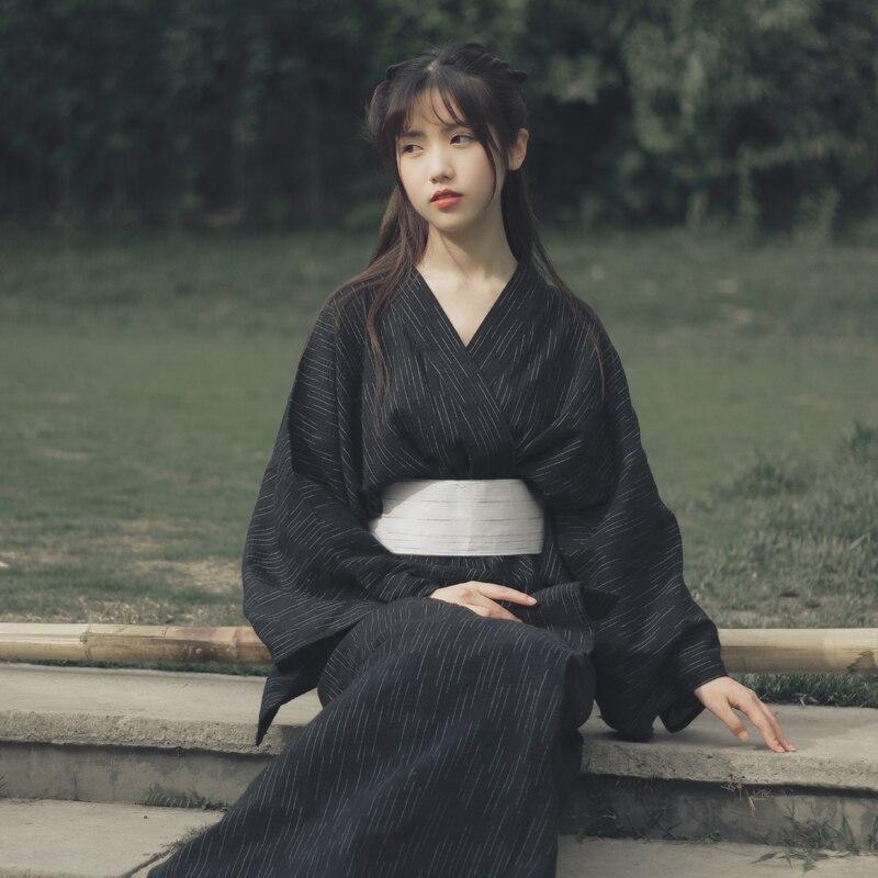 kimono-femme-long-noir-geisha