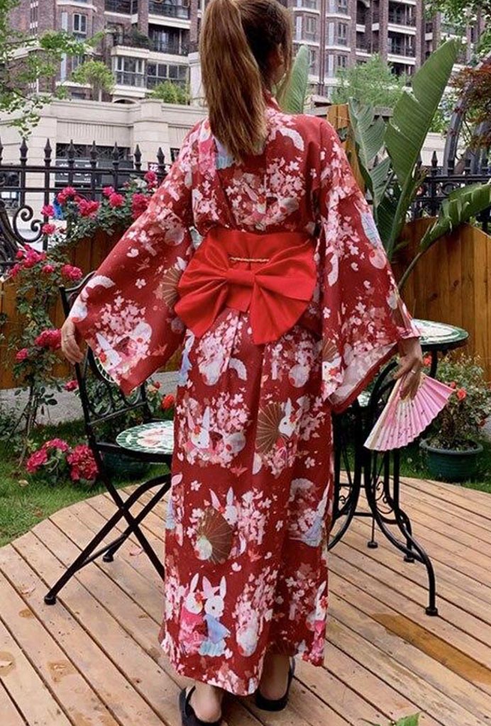 kimono-femme-rouge-fleur