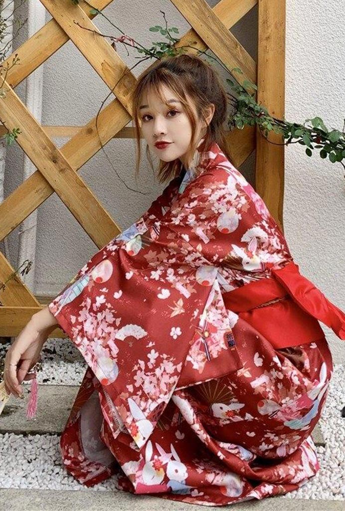 kimono-femme-rouge-floral