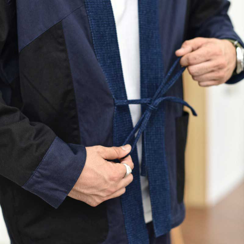 Un homme porte une veste kimono haori reversible