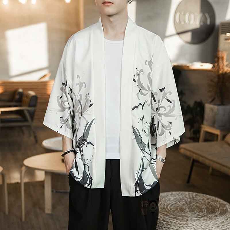 Un homme portant une veste haori kimono Itachi avec des symboles japonais
