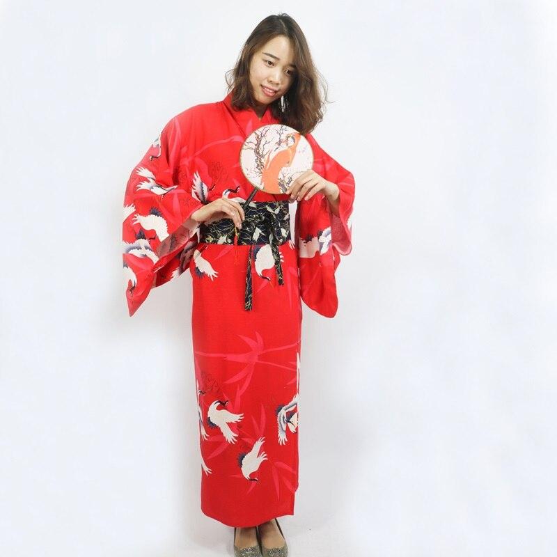 kimono-japonais-femme-geisha-rouge.