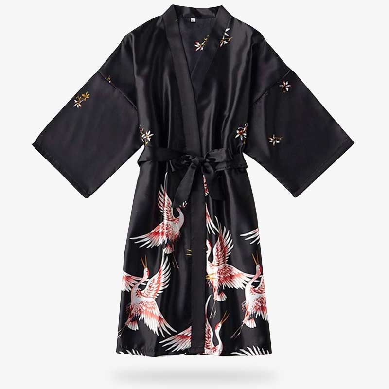 splendide kimono japonais nuit femme de couleur noir avec motifs tsuru. Oiseau grue japonais