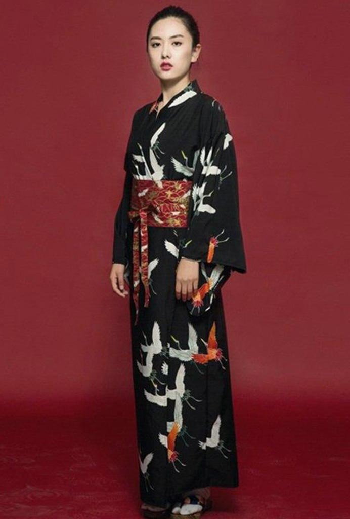 kimono-noir-femme-long-japonais
