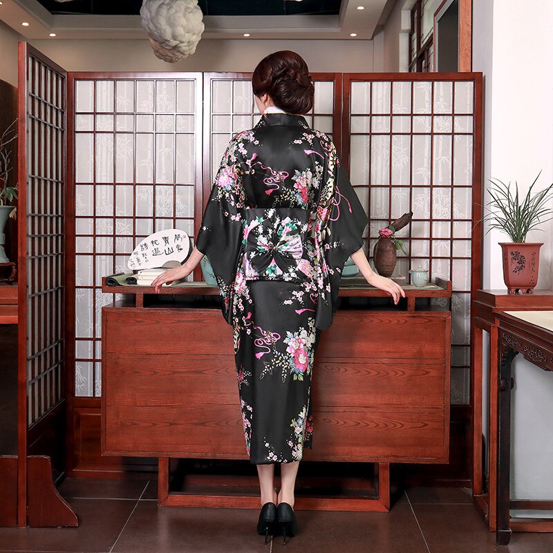 kimono-noir-fleuri-femme-geisha