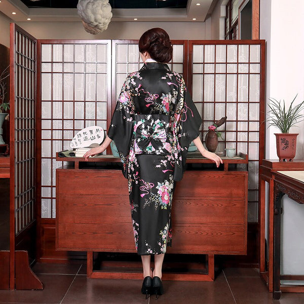 kimono-noir-fleuri-femme-geisha