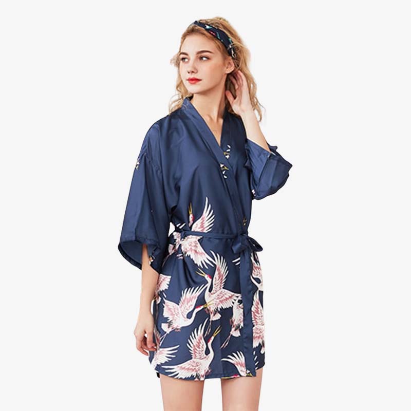 Un kimono nuit femme porté avec une ceinture