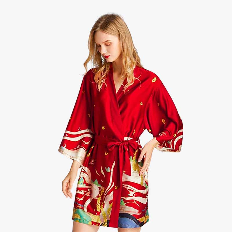 Une femme porte un kimono pyjama set de couleur rouge avec des motifs japonais imprimés