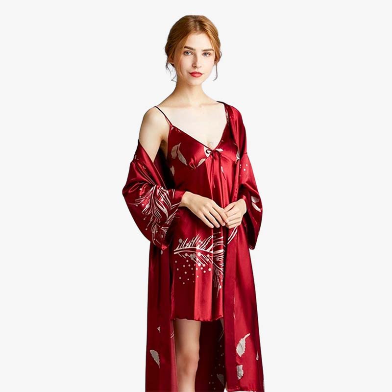 Un kimono rouge femme nuit avec des imprimés floraux sur le tissu doux et confortable