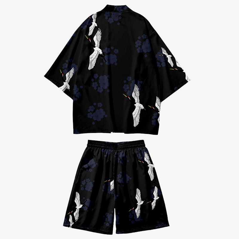 Un kimono short homme qui se compose d'une veste de kimono haori avec un motif japnais Tsuru