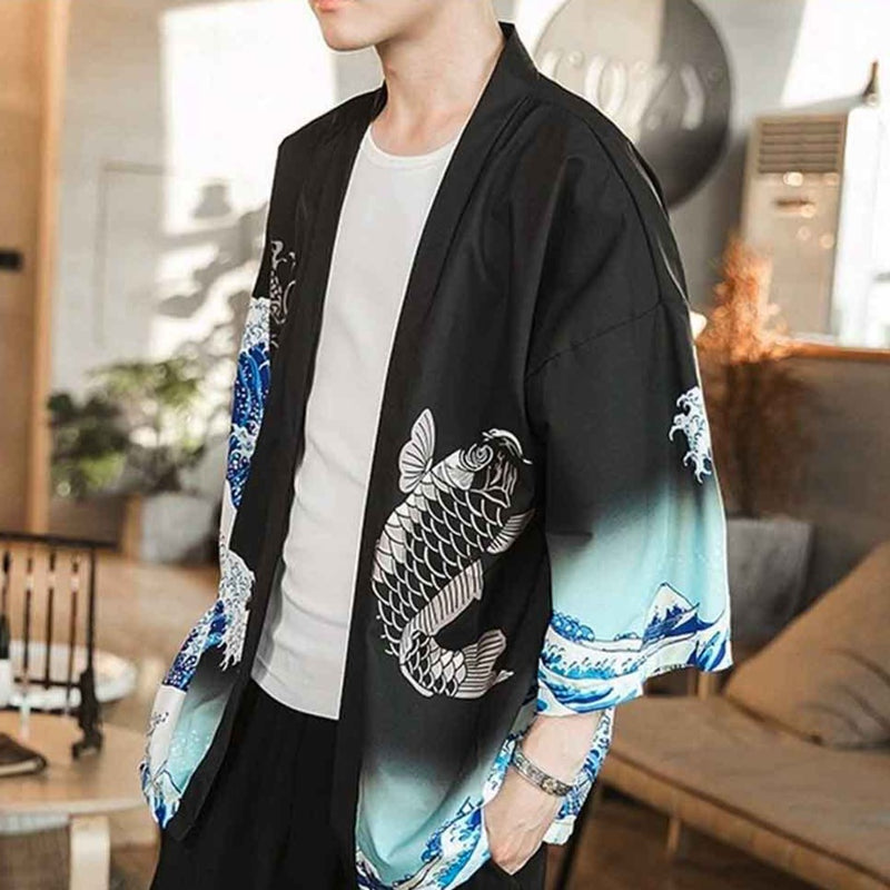 Haori noir est un kimono veste homme se porte au Japon: motif japonais carpe Koi et vague de kanagawa