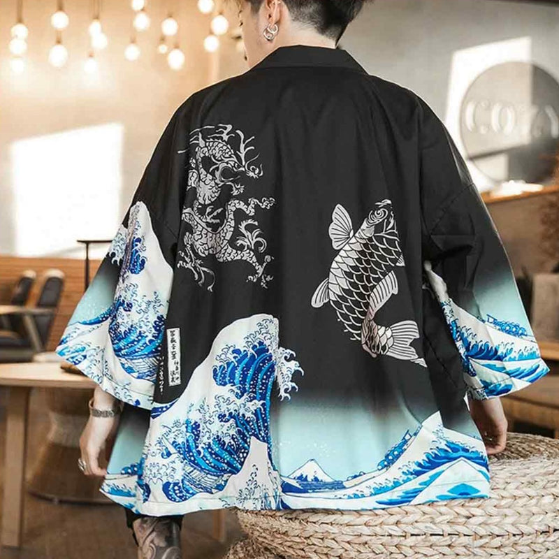 Un haori Kimono veste pour homme avec la grande vague de Kanagawa, une carpe Koi et un dragon imprimé au dos du tissu
