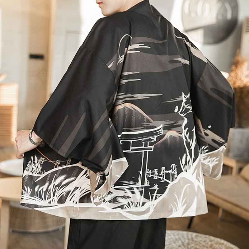 Un homme portant un kimono kitsune comme une veste homme de couleur noir avec un motif japonais de renard