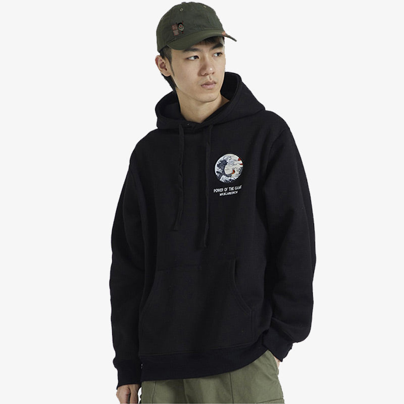 Un homme japonais porte la grande vague de kanagawa sweat et une casquette avec le logo Shogun-Japon