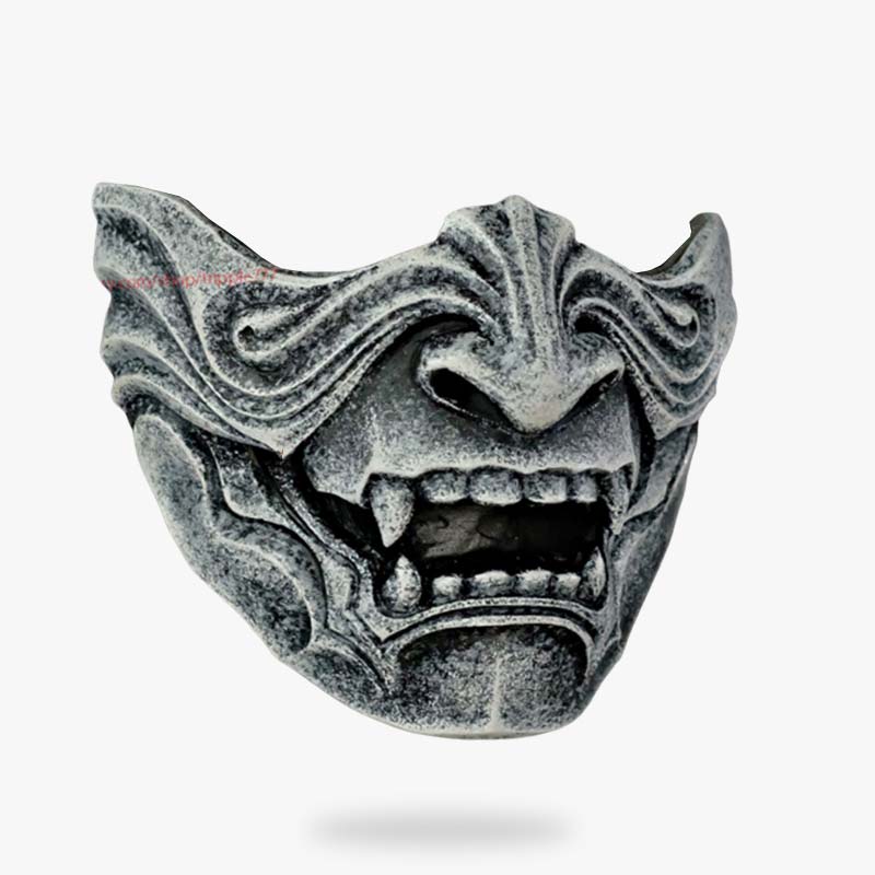 Voici un masque a vendre samourai d'un demi-visage de démon japoais oni