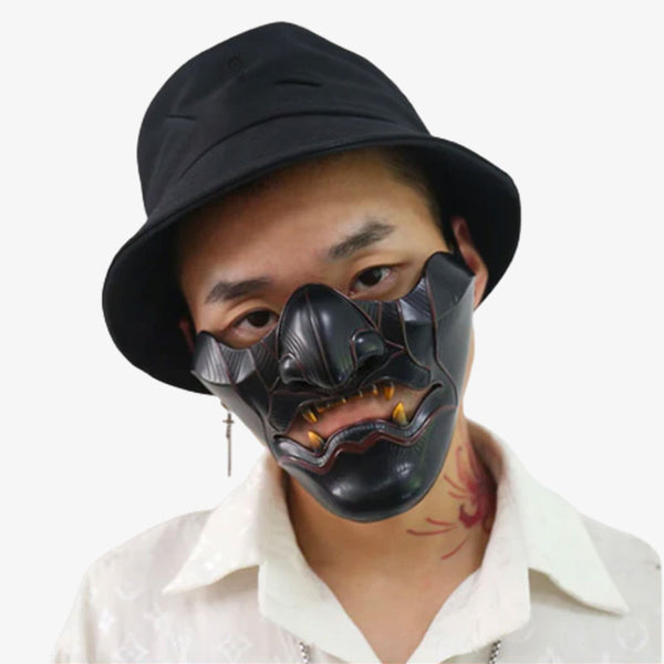Un japonais porte un masque de ghost of tshushima avec un bob noir et une chemise blanche