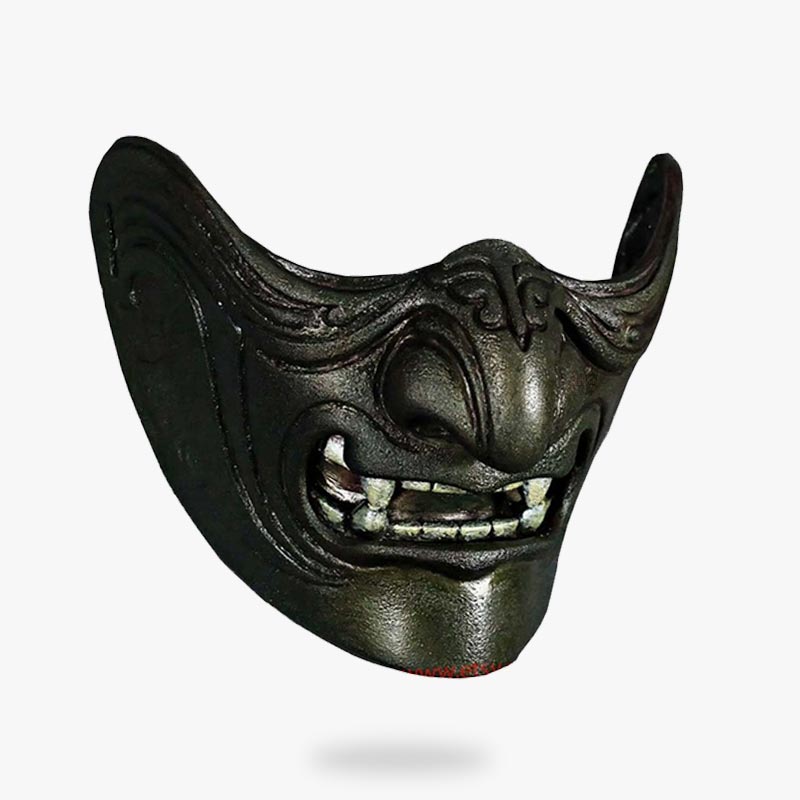 ce masque demon japonais oni est un visage d'ogre japonais avec des dents et des crocs
