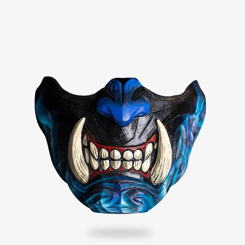 Ce masque du demon Oni est de couleur bleu. C'est un masque japonais avec des crocs acérés
