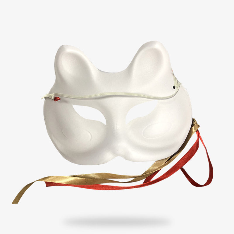 Le masque japonais femme a une forme de chat ou renard japonais