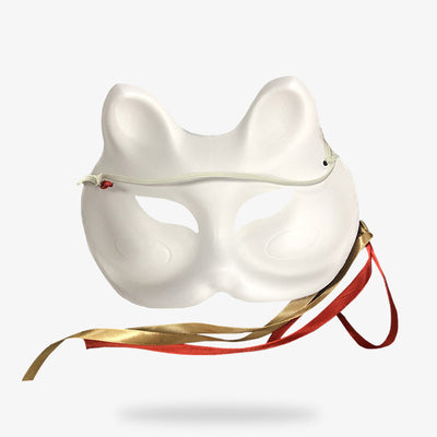 Le masque japonais geisha est peint à la main