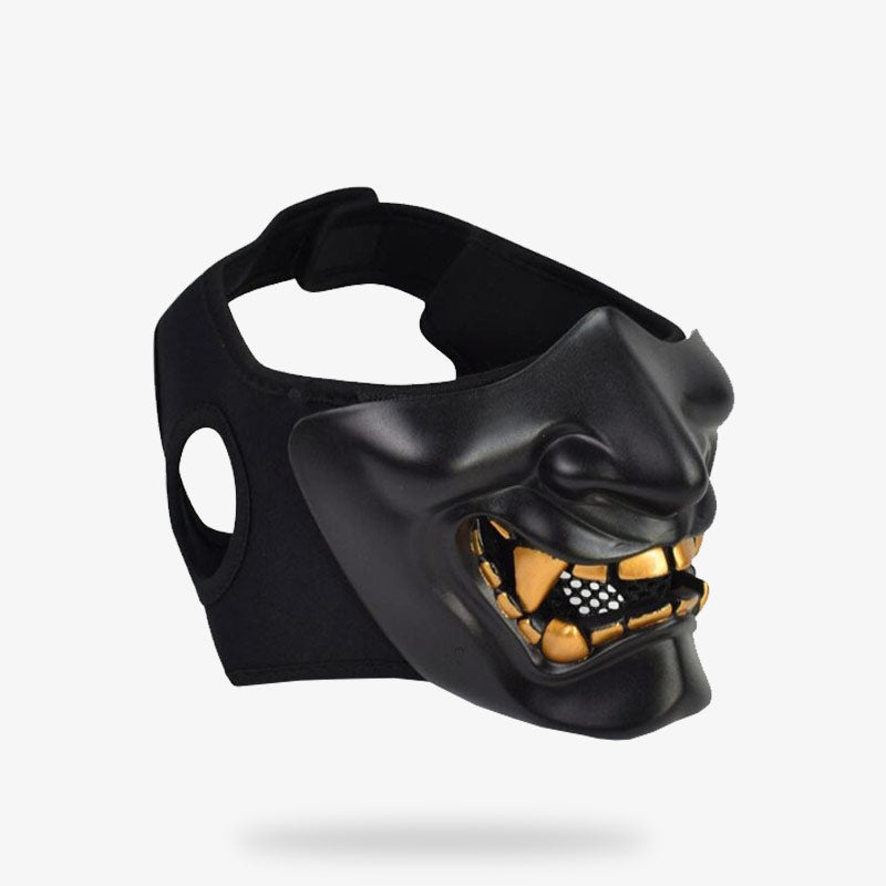 Ce masque japonais ninja est ce couleur noire pour se cacher dans les ombres tel un shinobi