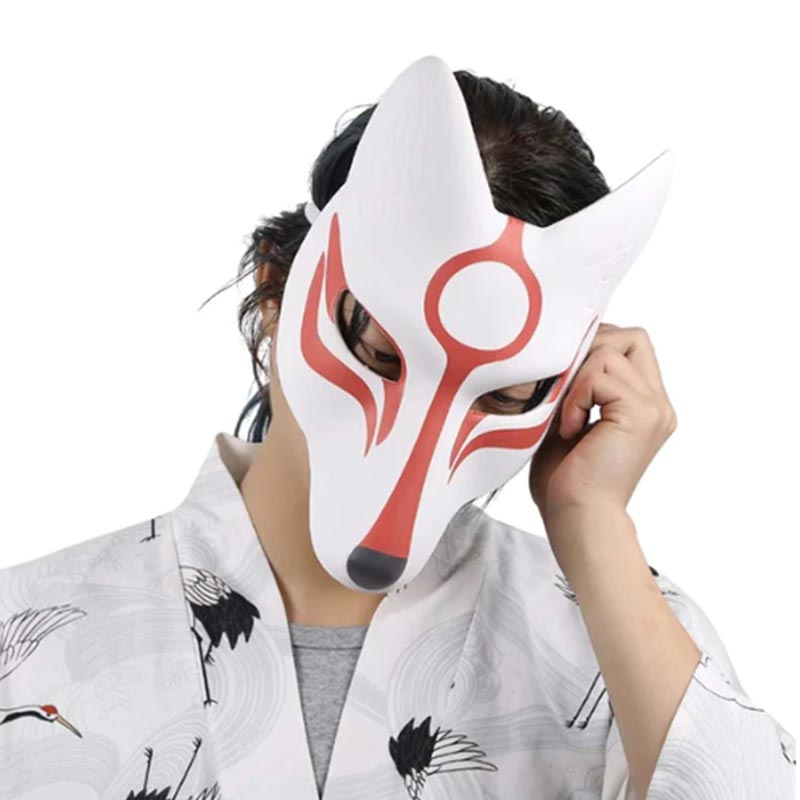 Un homme porte un masque matsuri ressemblant à un renard Kitsune. Ainsi qu'une veste haori kimono