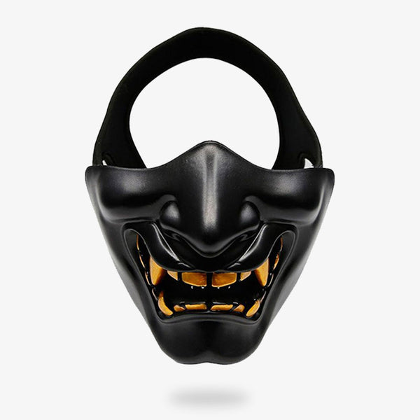 Ce masque ninja noir est un demi-visage de démon japonais Oni avec des crocs terrifiants