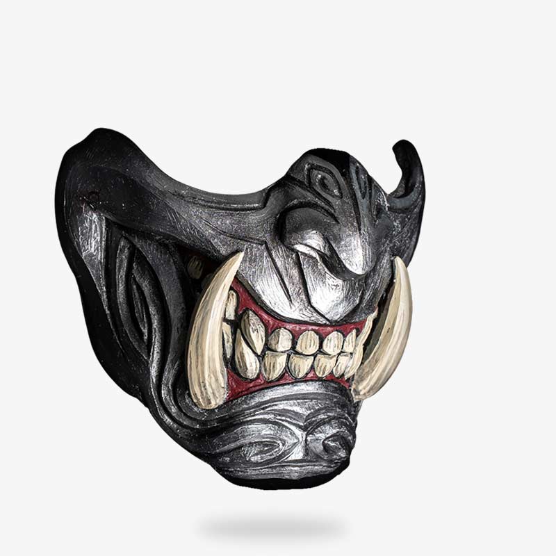 Un splendide Masque oni samurai avec crocs acérés de démon japonais