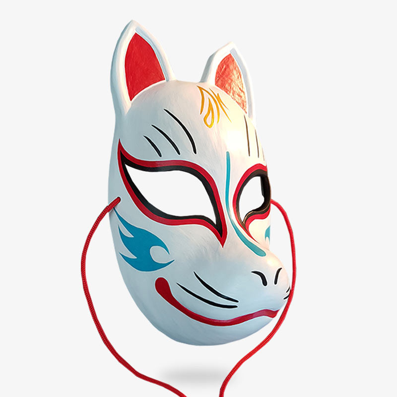 Ce masque traditionnel Kitsune est blanc et peint avec des motifs japonais