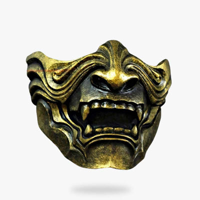 les masques samurai or avec un visage de démon japonais Oni. Le masque japonais a dres crocs