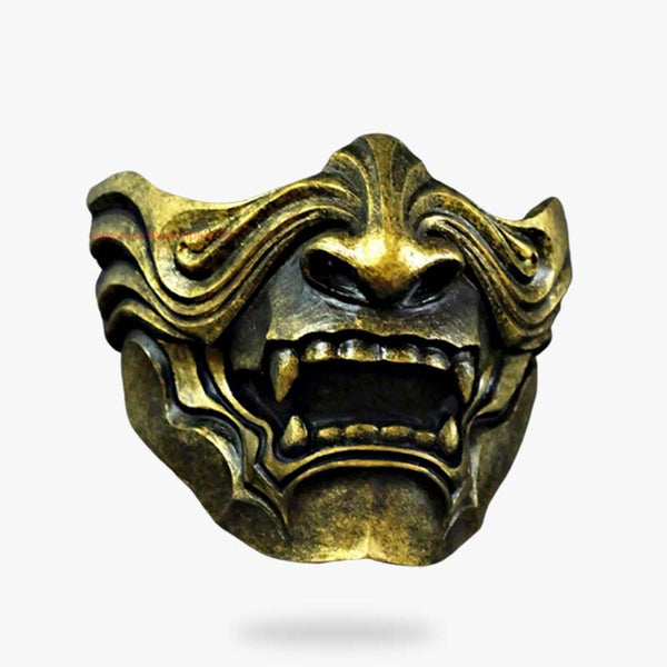 les masques samurai or avec un visage de démon japonais Oni. Le masque japonais a dres crocs