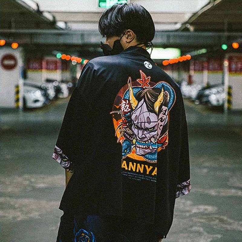 Un homme japonais porte un oni kimono avec un design imprimé du démon japonais Hannya