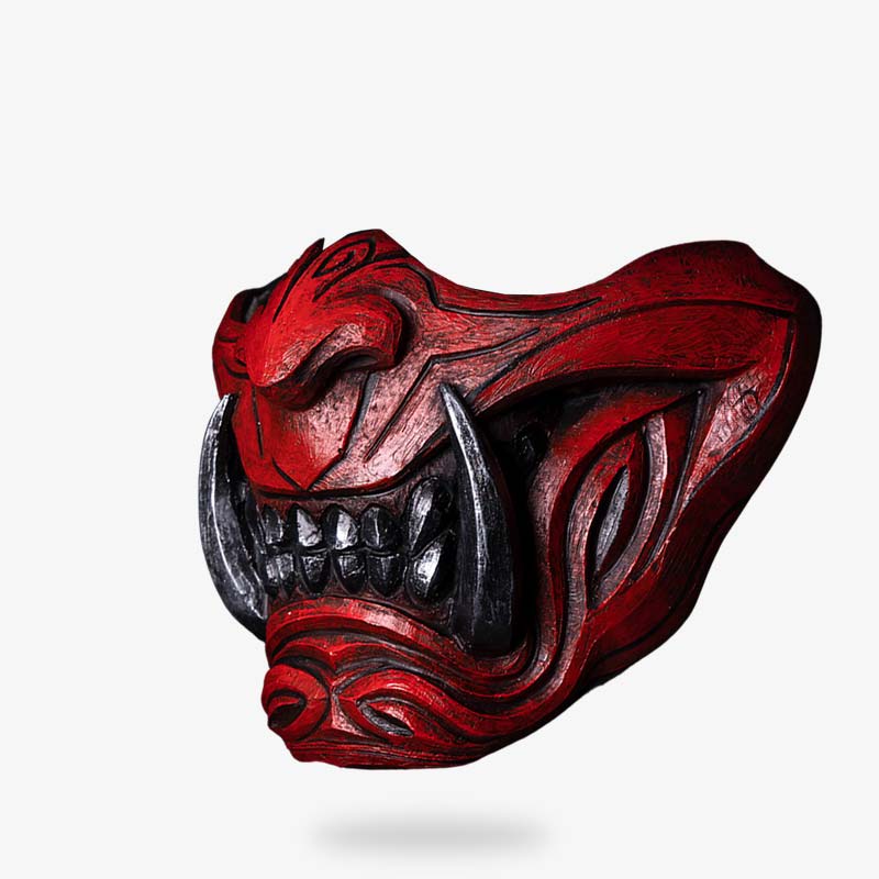 Un Oni masque japonais de couleur rouge. Un Masque Oni avec des crocs acérés
