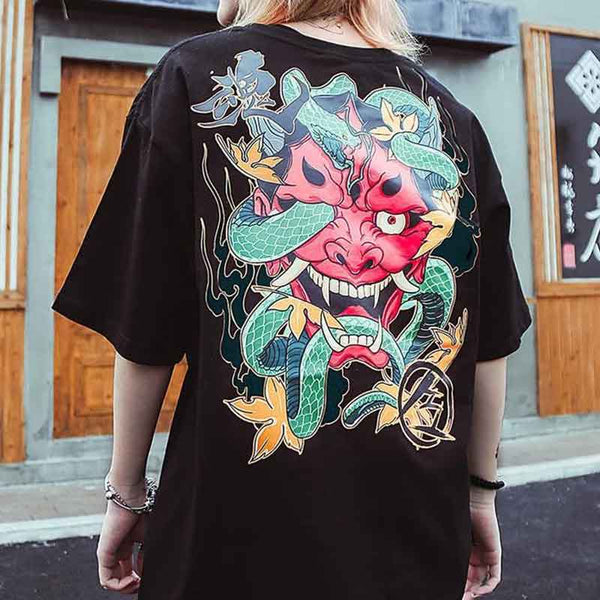 Une femme porte un Oni t-shirt avec un motif de démon japonais imprimé sur le dos du t-shirt noir