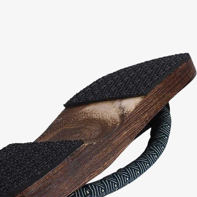 Paire de sandales en bois japonaises posées côte à côte