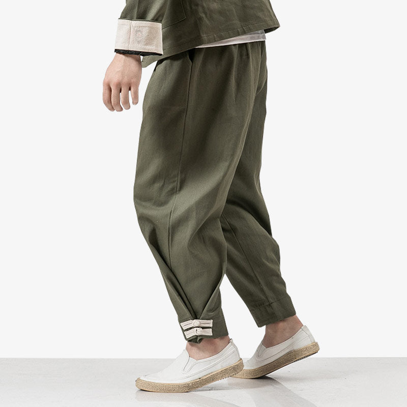 Un homme porte un pantalon de ninja avec des chaussures chaussons blancs de style japonais Shinobi