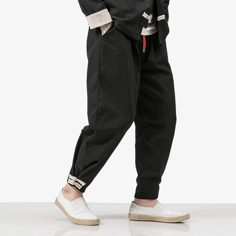 Un homme porte un pantalon ninja japonais avec des sandales shinobi