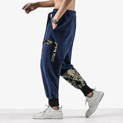 Un homme porte un pantalon traditionnel japonais femme avec des motifs nippons