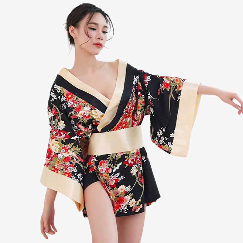 Une femme porte un kimono japonais avec un motif de fleurs japonaises. Le kimono court est noir