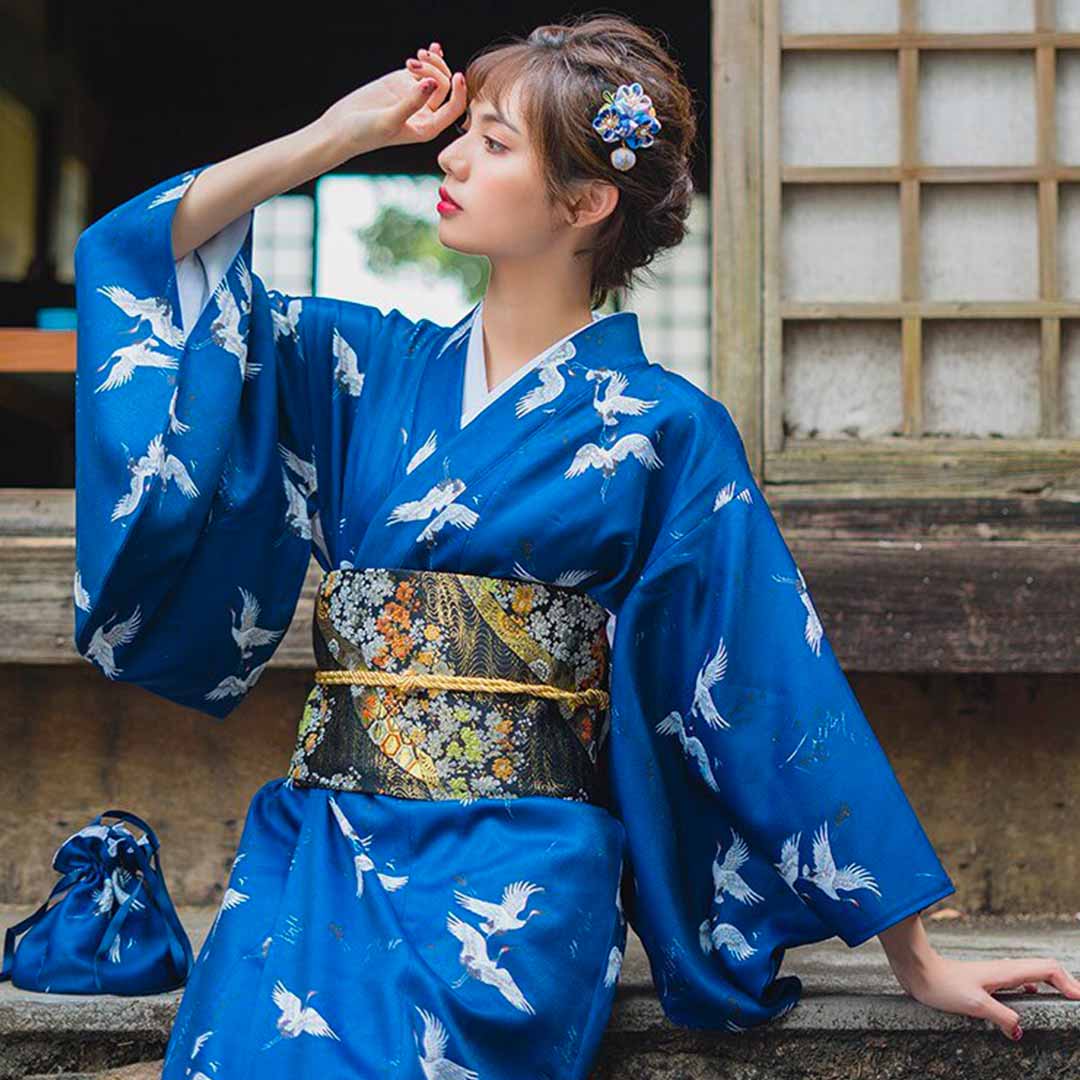 Robe kimono traditionnelle japonaise bleue