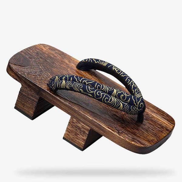 Cette sandales japonaise en bois est une claquette Geta. Il y a deux plateformes sous la semelle pour éviter de salir le ba du kimono