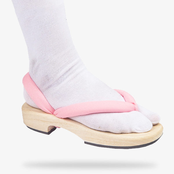 Cette chaussure japonaise est une sandale cosplay qui se porte avec une chaussette Tabi blanche. C'est une chaussette japonaise à doigt