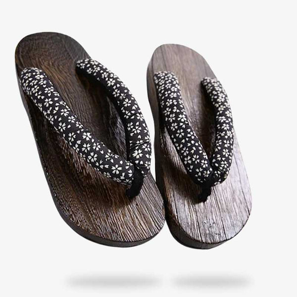  Ces sandales japonaises geta en bois se portent avec un kimono femme ou bien un yukata homme